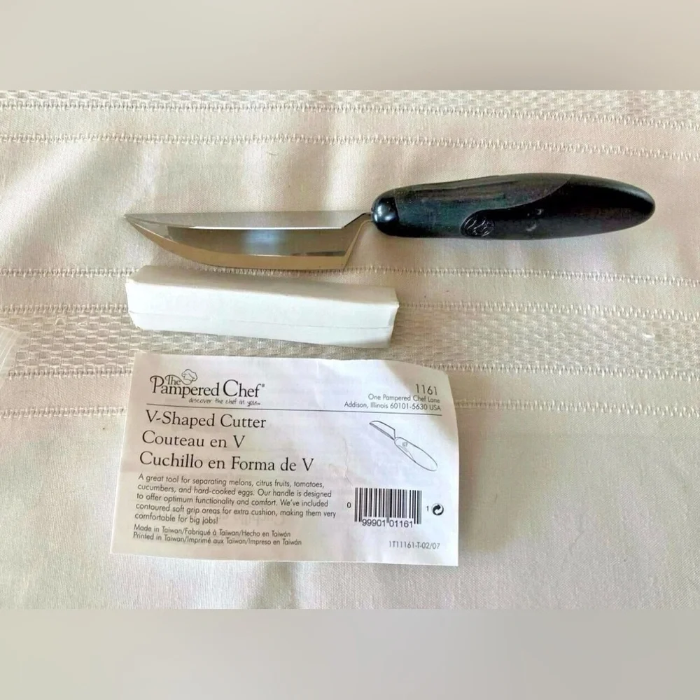 The pampered chef v shaped cutter NIB #1161